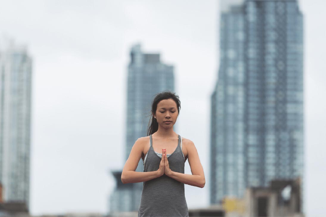 Tired of waking up with stiff joints and a foggy mind? Doing even a few minutes of yoga first thing in the morning will start your day off right. Read on to learn why.