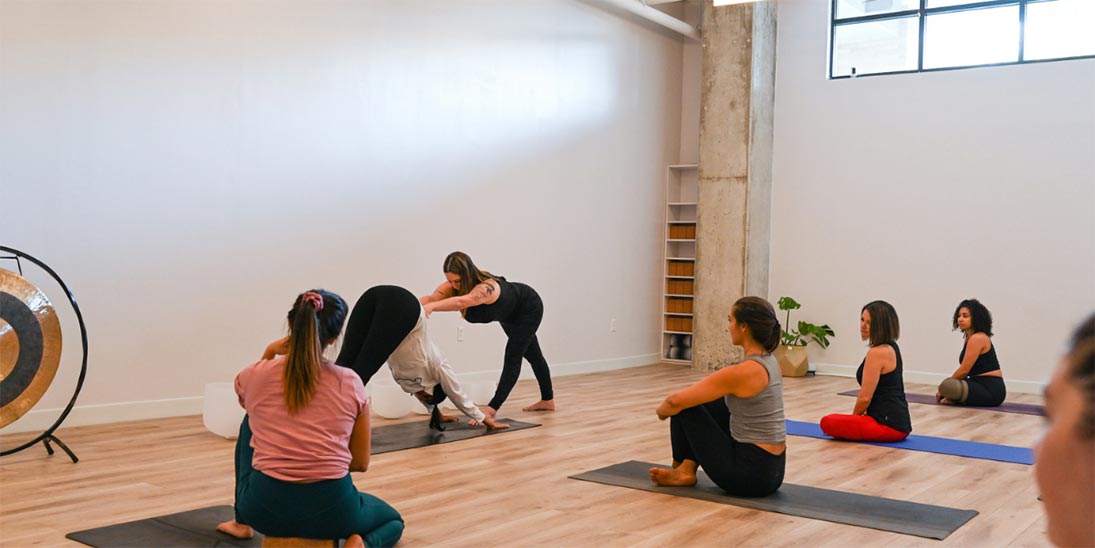 10 Best Online YTT Programs in the US - Yoga Pose